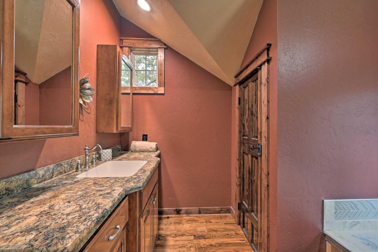 Tudor-Style Broken Bow Cottage With Hot Tub And Decks! Stephens Gap المظهر الخارجي الصورة