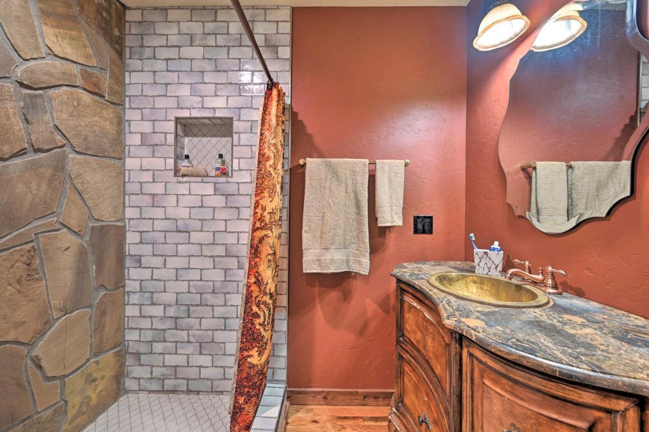 Tudor-Style Broken Bow Cottage With Hot Tub And Decks! Stephens Gap المظهر الخارجي الصورة